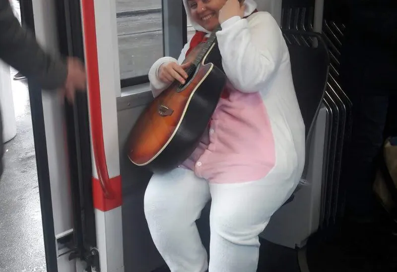 Einhorn Kostüm mit Musik für magische Kindergeburtstage