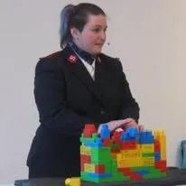 Kinderbetreuung beim Spielen bei Geburtstagsfeiern