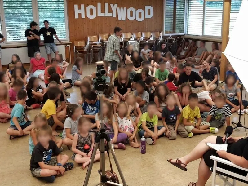 Glückliche Kinder bei einer magischen Geburtstagsparty
